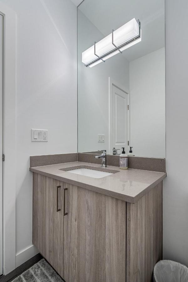 Contemporary Luxury 4 Bedroom House Near Downtown YYC 외부 사진