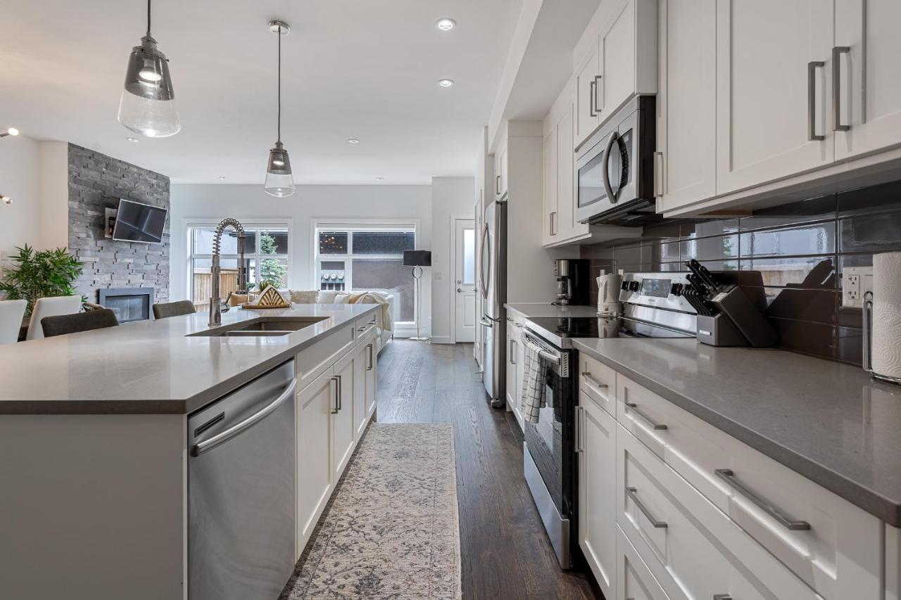Contemporary Luxury 4 Bedroom House Near Downtown YYC 외부 사진